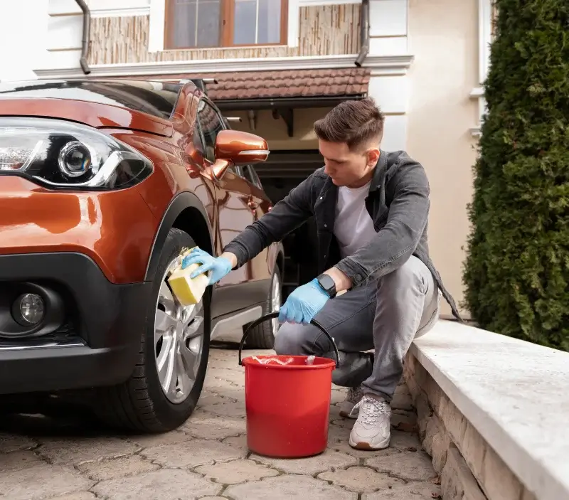 Lavage auto à domicile Les Mazures : professionnel intervenant sur un véhicule